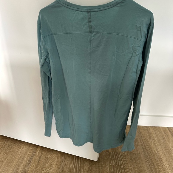 NWT LL Bean Women’s Athleisure Top - Picture 2 of 3